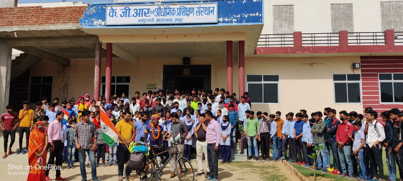 साइकिल मैन ऑफ इंडिया का केजीआर शिक्षण संस्थान में स्वागत