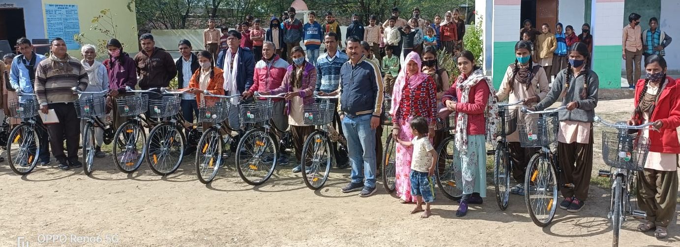 सरपुरा के सरकारी स्कूल में बालिकाओं को दी साइकिलें