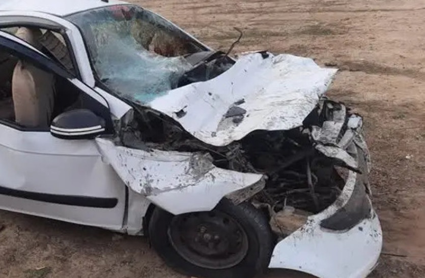 खड़े ट्रक में घुसी तेज रफ्तार कार, पांच युवकों की मौत