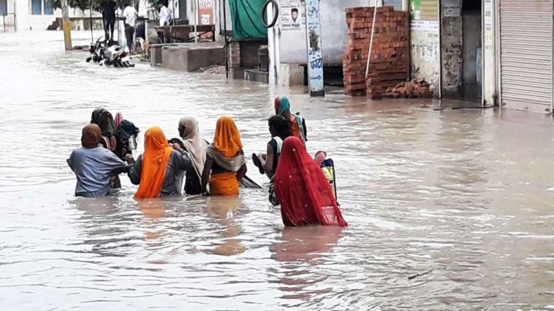 Flood in Rajasthan: कोटा, बारां, झालावाड़ समेत कई जिलों में हालात बदतर, मकान ढहे, अब भी हजारों लोग फंसे हैं पानी में