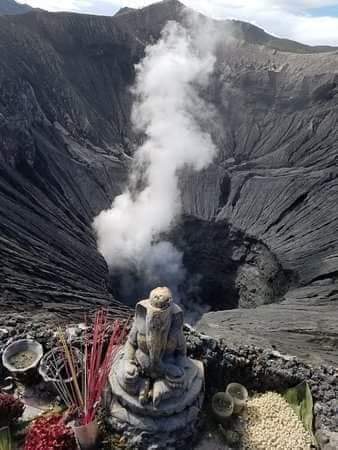 Indonesia में Active Volcano के ऊपर है 700 साल पुराना गणेश मंदिर