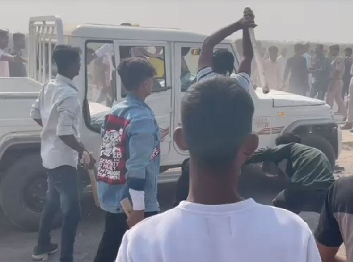 पचपदरा रि‍फाइनरी के गेट पर पथराव, प्रदर्शनकारि‍यों ने गाड़ि‍यों को लगाई आग, तहसीलदार पर गाड़ी चढ़ाने का प्रयास