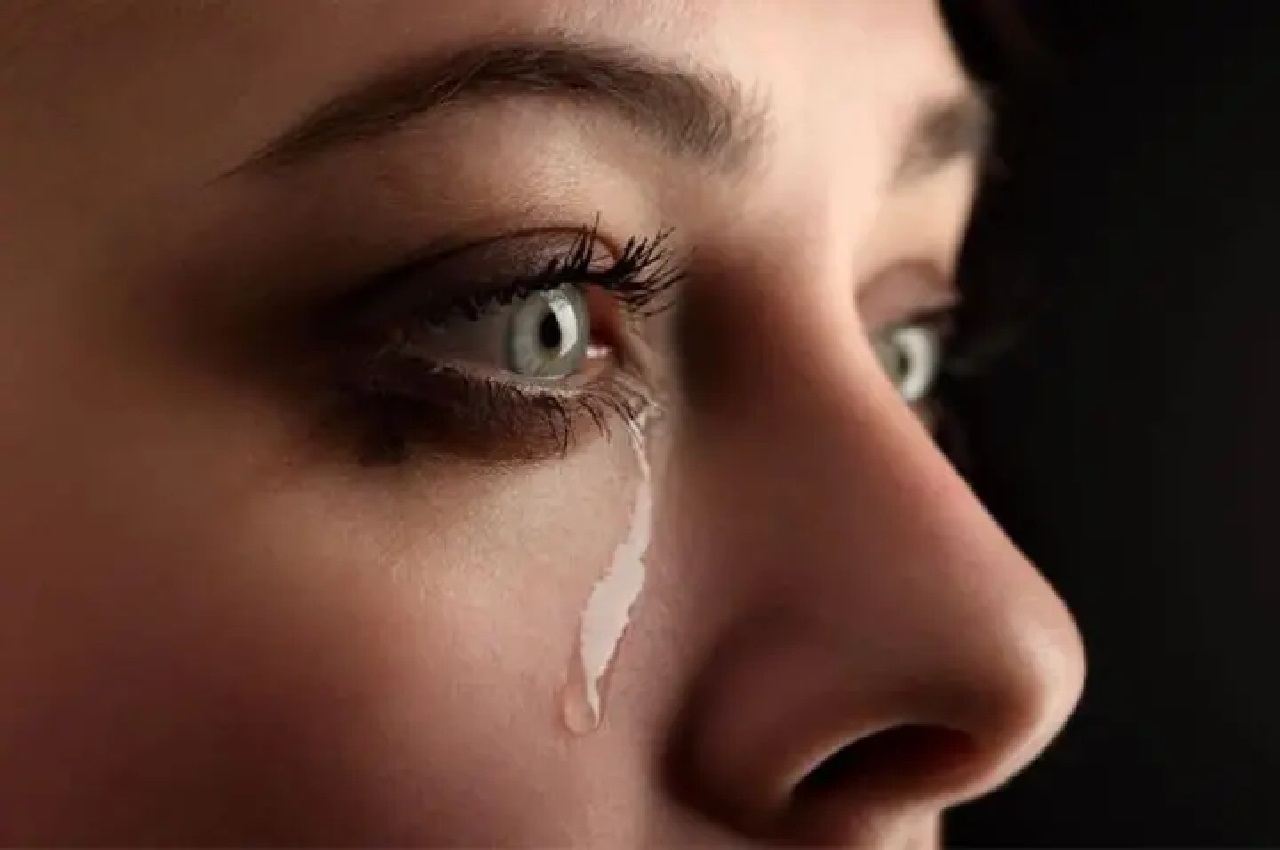 Tears क्‍या आप जानते हैं ? महीने में पांच बार से ज्‍यादा रोती हैं महि‍लाएं